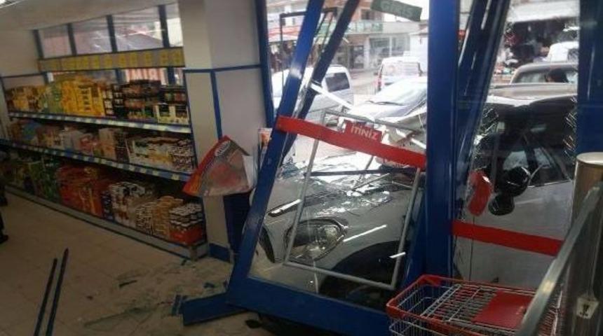 Sürücü Fren Yerine Gaza Basınca Otomobil Markete Girdi