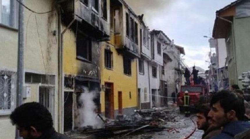 Gediz'de Alevler 4 Evi K&uuml;le &Ccedil;evirdi