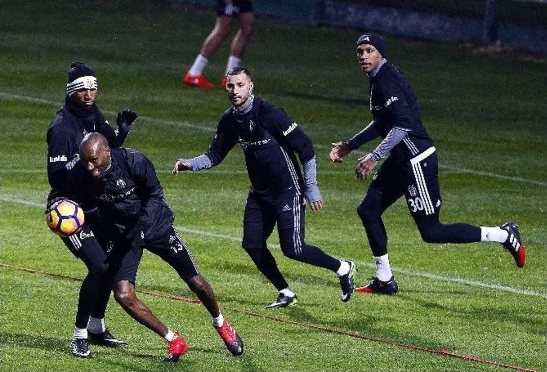 Beşiktaş, Yağmur Altında &Ccedil;alıştı