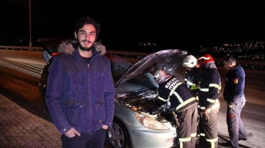 Otomobiliyle, Yanan Aracın &Ouml;n&uuml;n&uuml; Keserek 4 Kişilik Aileyi Kurtardı