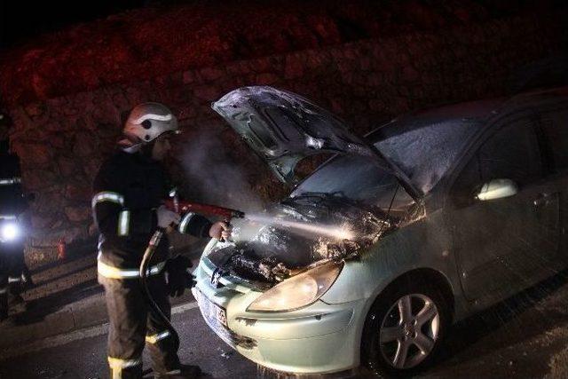 Otomobiliyle, Yanan Aracın Önünü Keserek 4 Kişilik Aileyi Kurtardı