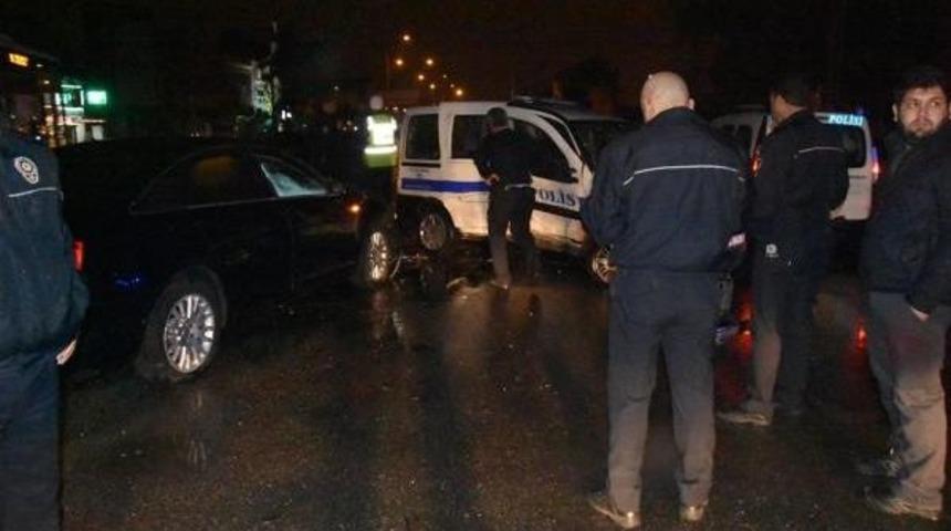 Kırmızı Işıkta Ge&ccedil;en Otomobil Polis Otosuna &Ccedil;arptı: 3 Yaralı