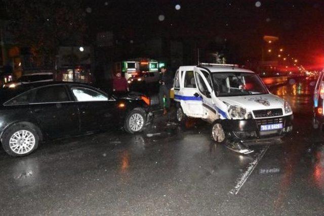 Kırmızı Işıkta Geçen Otomobil Polis Otosuna Çarptı: 3 Yaralı