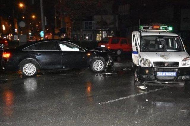 Kırmızı Işıkta Geçen Otomobil Polis Otosuna Çarptı: 3 Yaralı