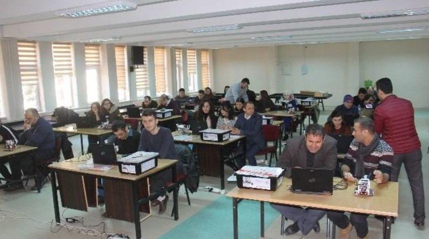 &Ouml;ğretmenlere Temel Robotik Eğitimi Veriliyor