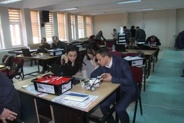 Öğretmenlere Temel Robotik Eğitimi Veriliyor