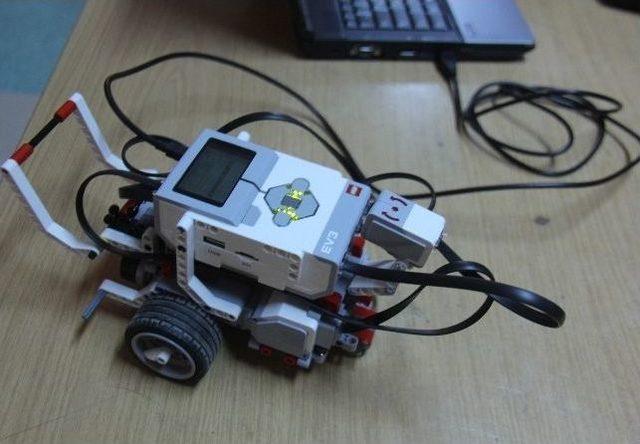 Öğretmenlere Temel Robotik Eğitimi Veriliyor