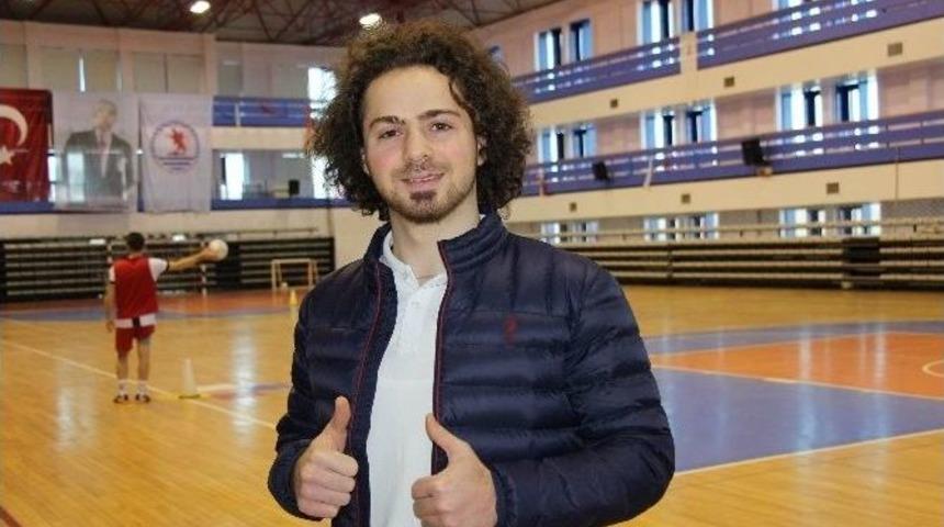 Duymuyor Ama Başarıdan Başarıya Koşuyor