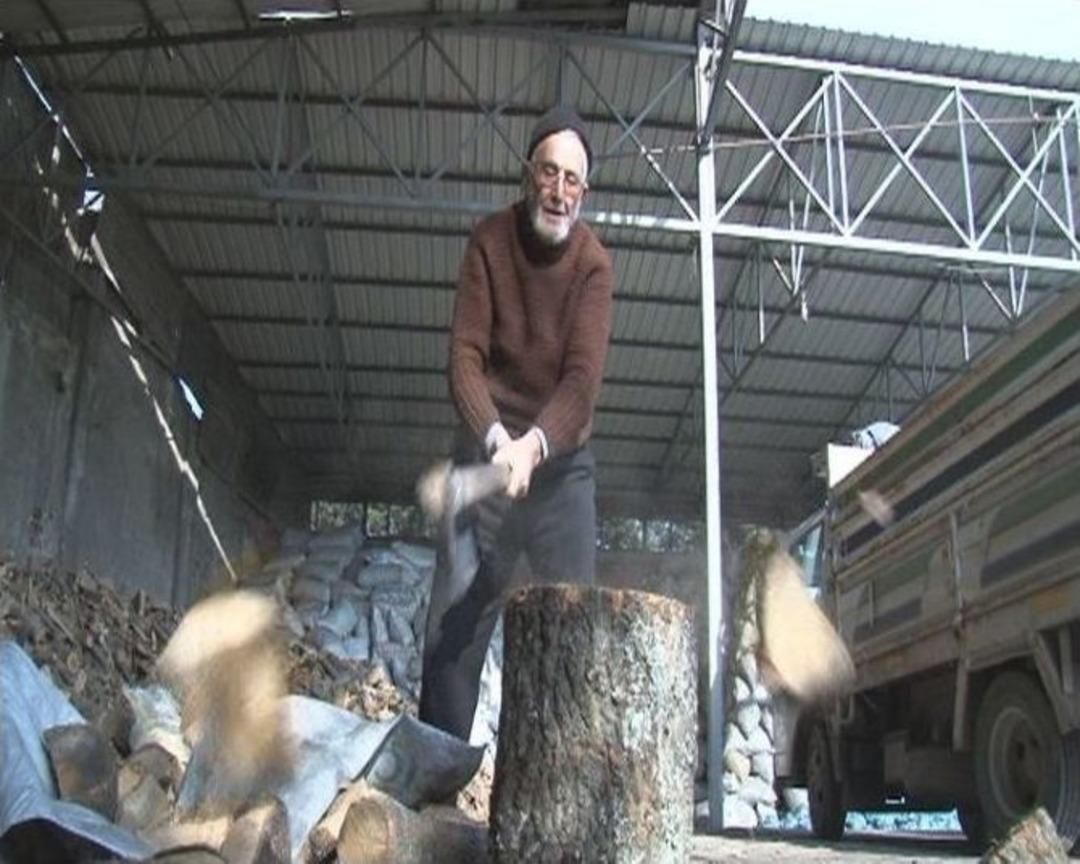 (&ouml;zel Haber) 83 Yaşında Her G&uuml;n Tonlarca Odun Kırıyor