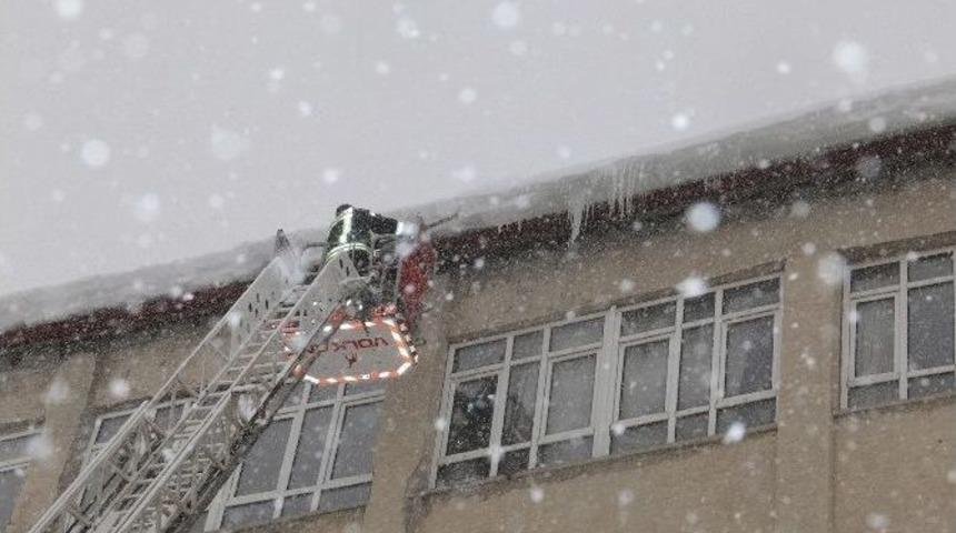 İtfaiye, Vatandaş İçin Tehlike Oluşturan Buz Sarkıtlarını Temizliyor