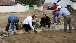 Başkan Ozan, Mahalle Muhtarıyla Birlikte Parke Taşı Döşedi