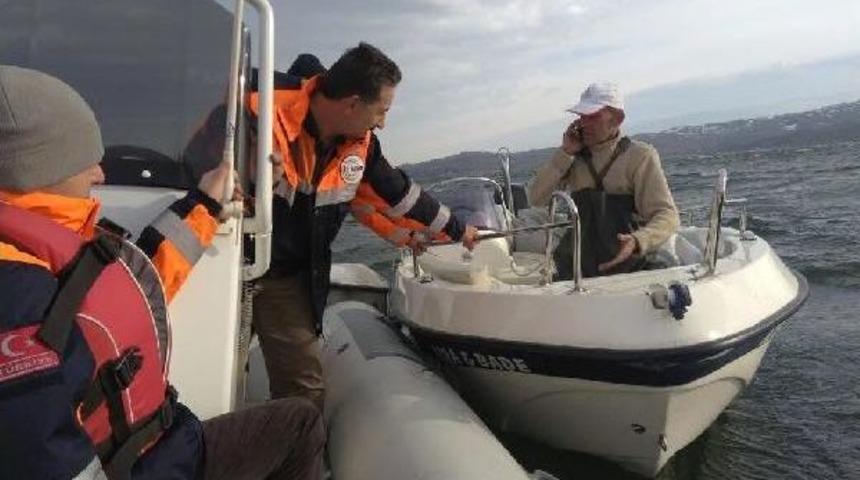 G&ouml;le S&uuml;r&uuml;klenen Teknesini Kurtarmak Isterken Mahsur Kaldı