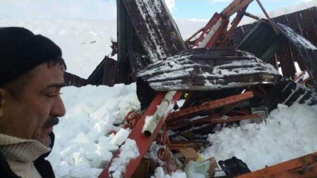 Akşehir de Pazar Yeri &Ccedil;atısı &Ccedil;&ouml;kt&uuml;:  4 Yaralı 1