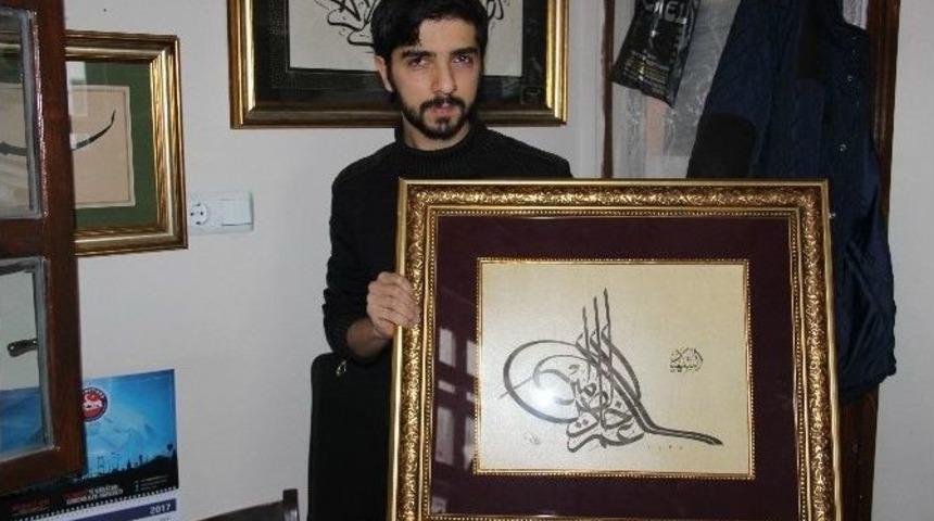 K&uuml;tahyalı Gen&ccedil; Hattat, Şehit Astsubay &Ouml;mer Halisdemir&rsquo;in Tuğrasını &Ccedil;ekti