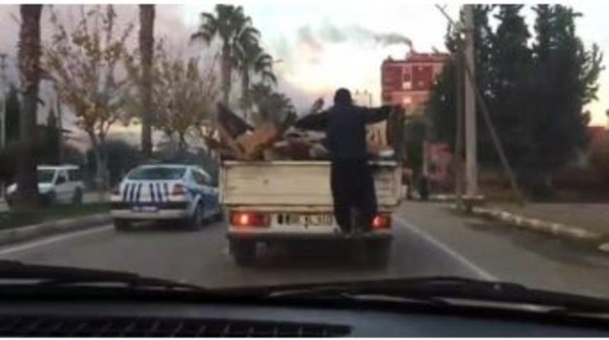 Kamyonet Kasasında Tehlikeli Yolculuk