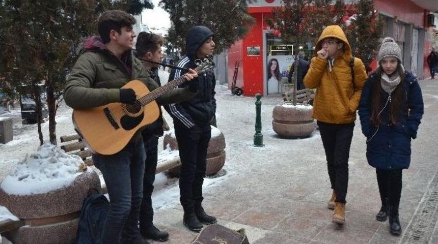 Aşırı Soğuk Havaya Rağmen Har&ccedil;lıklarını &Ccedil;ıkartmak İ&ccedil;in M&uuml;zik Yapıyorlar
