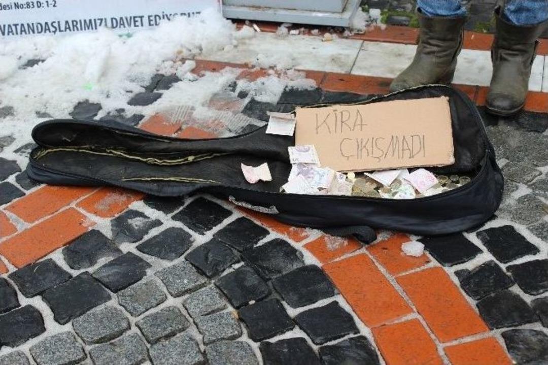 &lsquo;kira &Ccedil;ıkışmadı&rsquo; Notuyla Buz Gibi Havada Şarkı S&ouml;yledi