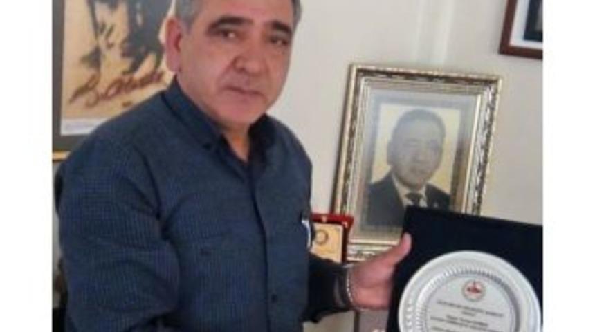 Başkan Turan S&uuml;mer&rsquo;e &rsquo;en Başarılı Belde Belediye Başkanı&rsquo; &Ouml;d&uuml;l&uuml;