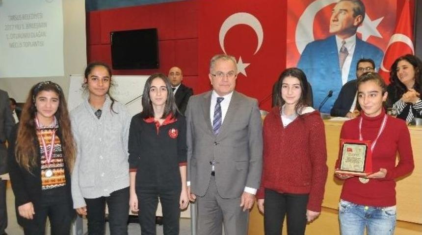 Kurtuluş Koşusu&rsquo;nda Derece Yapan &Ouml;ğrenciler &Ouml;d&uuml;llerini Aldı