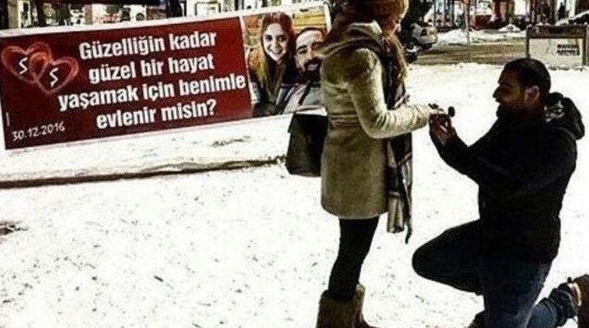 Meydanda S&uuml;rpriz Evlilik Teklifi