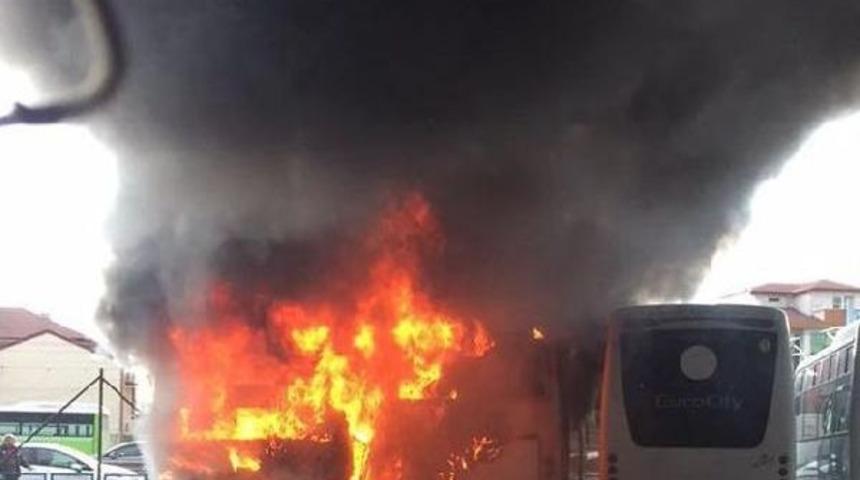 Park Halindeki 2 Otob&uuml;s Alev Alev Yandı