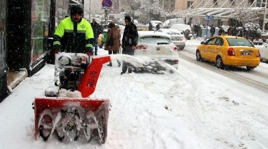 &Ccedil;ankaya Belediyesinde Karla M&uuml;cadele 7/24 Devam Ediyor