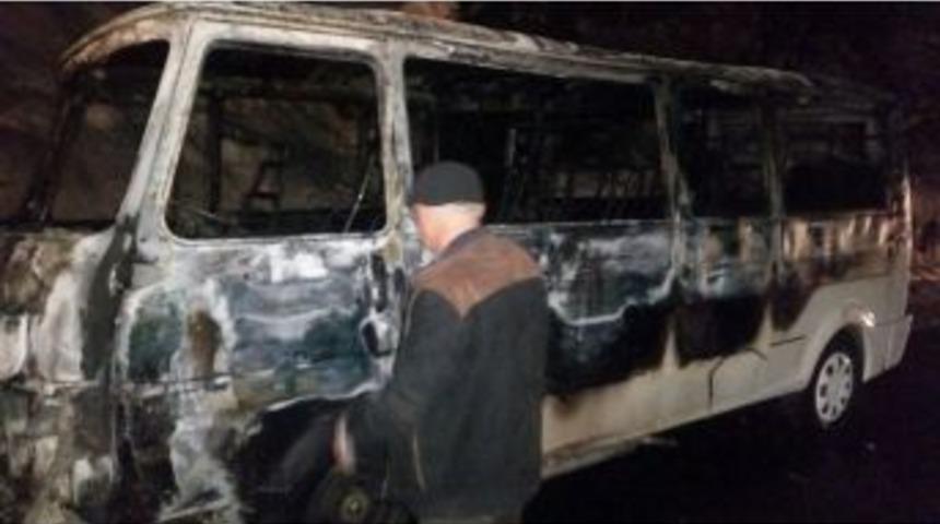 Minib&uuml;s Alev Alev Yandı, S&uuml;r&uuml;c&uuml; Canını Zor Kurtardı