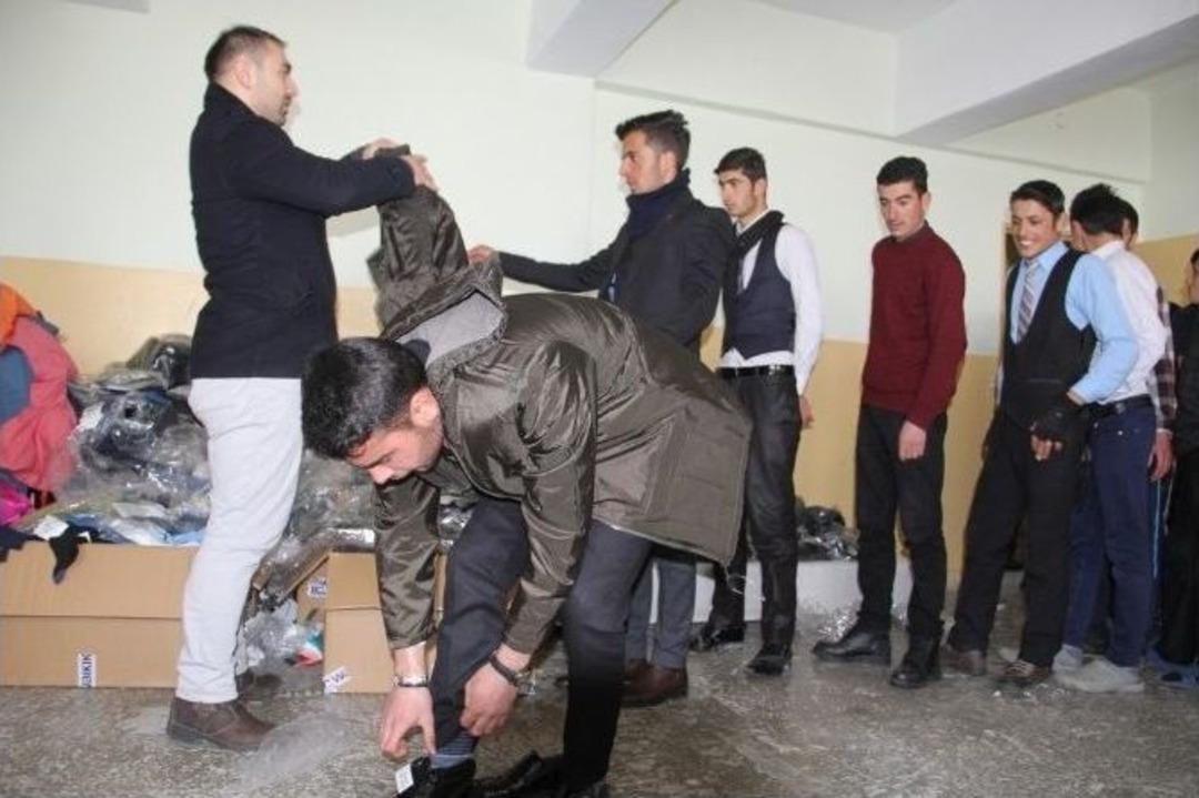 Başkale Kaymakamı &Ouml;zt&uuml;rk, 2 Bin &Ouml;ğrenciye Yardım Eli Uzattı