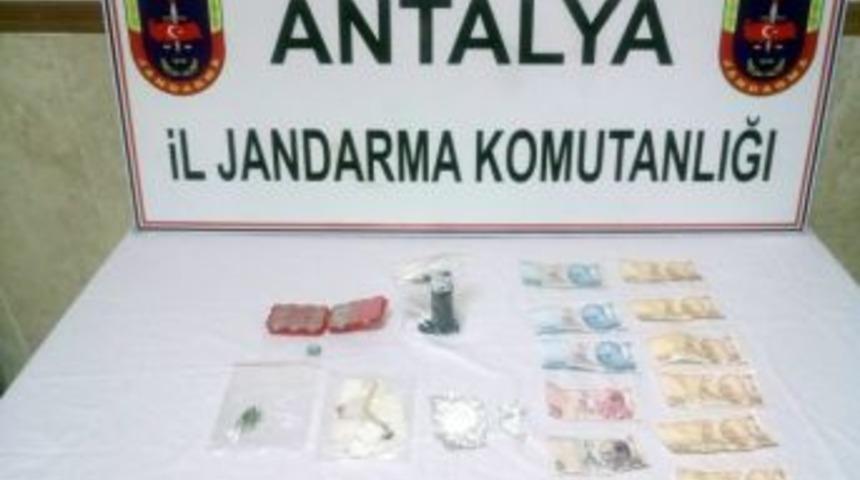 Ş&uuml;phe &Uuml;zerine Durdurulan Şahıslardan Uyuşturucu &Ccedil;ıktı