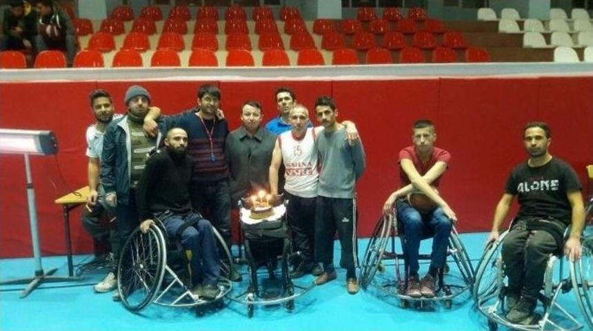 S&uuml;mb&uuml;l Engelliler Spor Kul&uuml;b&uuml;nden G&ouml;n&uuml;ll&uuml; Ko&ccedil;larına Doğum G&uuml;n&uuml; S&uuml;rprizi