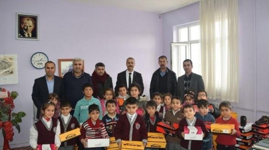 Hayırsever İş Adamından &Ouml;ğrencilere Ayakkabı Yardımı