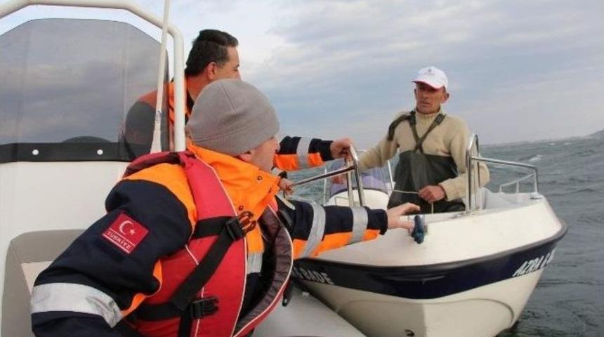 G&ouml;lde S&uuml;r&uuml;klenen Teknesini Kurtarmak İsterken Mahsur Kaldı