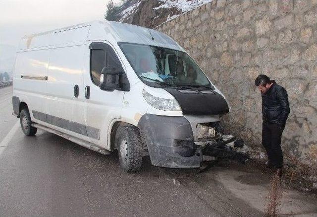 Buzlanan Yolda 10 Araç Kaza Yaptı