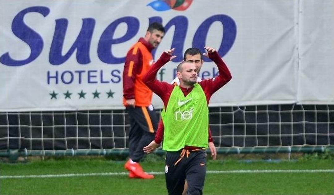 Galatasaray, Yağmur Altında &Ccedil;alıştı
