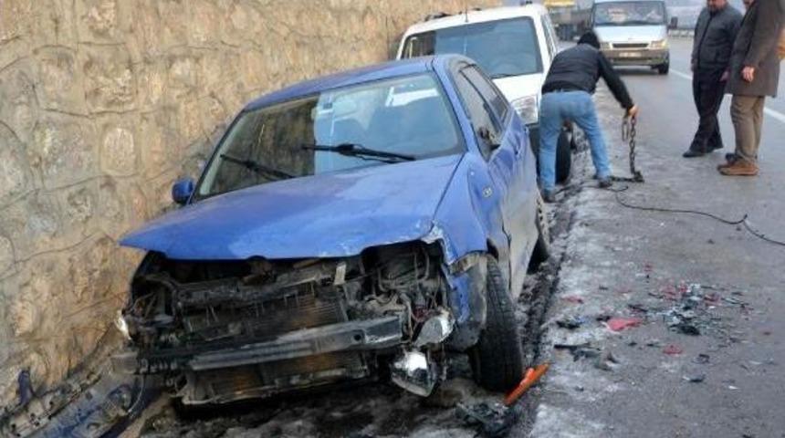 Karab&uuml;k'te Buzlanma Nedeniyle 10 Ara&ccedil; Kaza Yaptı