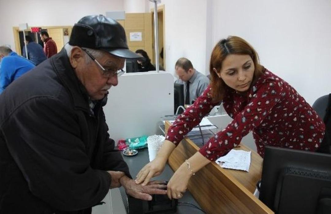 N&uuml;fus M&uuml;d&uuml;rl&uuml;klerinde &Ccedil;ipli Kimlik Kuyruğu