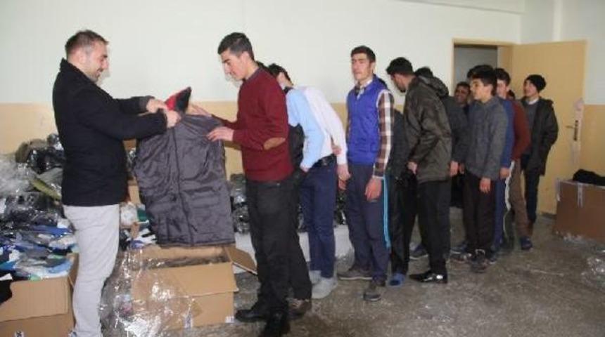 Başkale Kaymakamlığı 2 Bin &Ouml;ğrenciyi Giydirdi