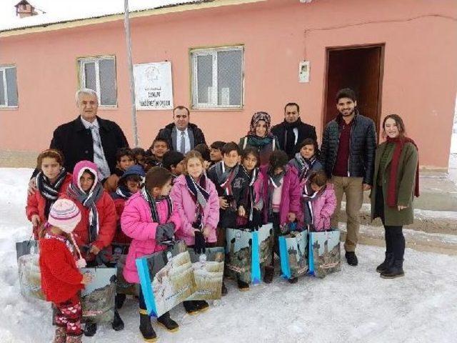 Başkale Kaymakamlığı 2 Bin Öğrenciyi Giydirdi 2