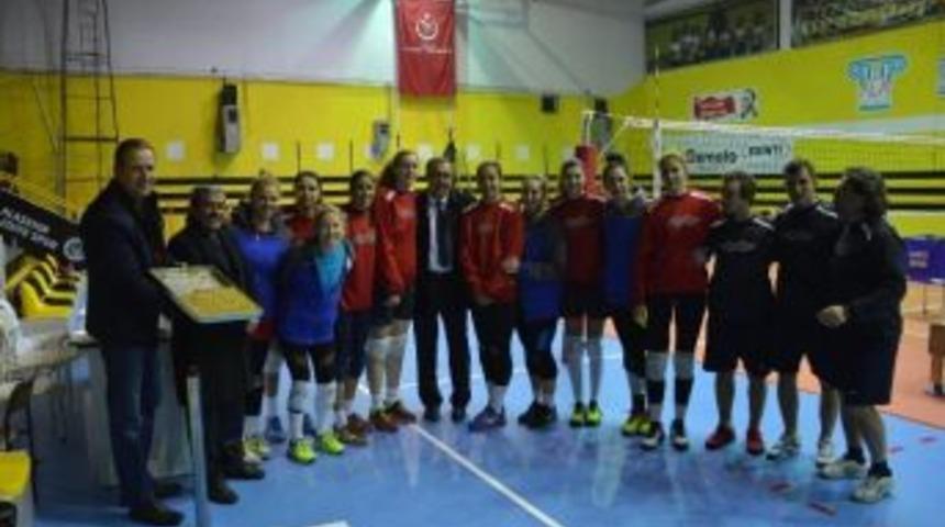 Başkan Kara&ccedil;oban&rsquo;dan Bayan Voleybol Takımına Ziyaret