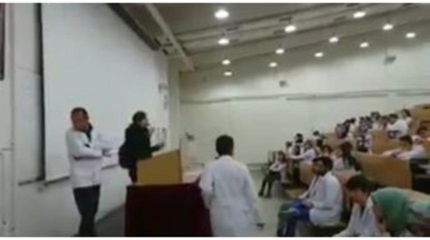 Ege &Uuml;niversitesinde Skandal: K&uuml;rs&uuml;ye &Ccedil;ıkıp Siyasal Propaganda Yaptı