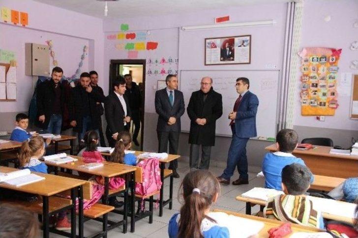 Varto Kaymakamı Çetin, Okulları Ziyaret Etti G3