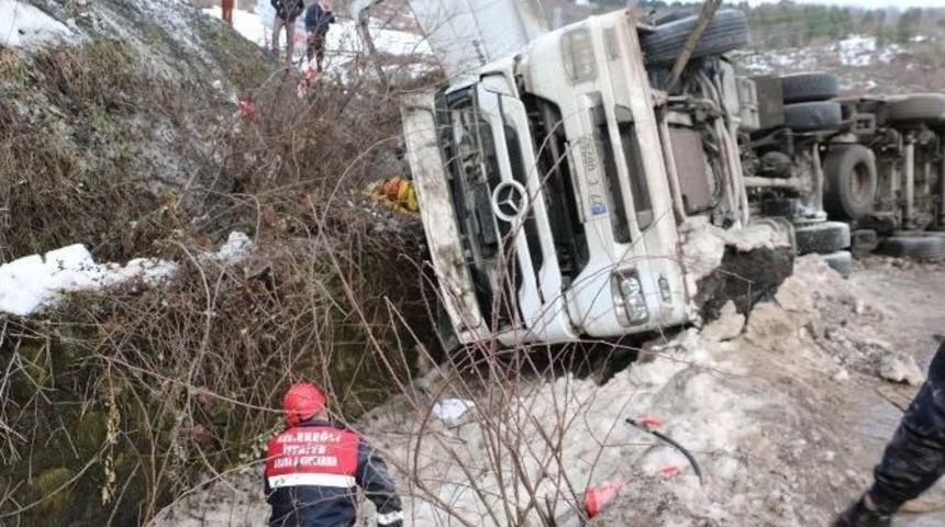 Su Kanalına Devrilen Tır S&uuml;r&uuml;c&uuml;s&uuml; Hayatını Kaybetti