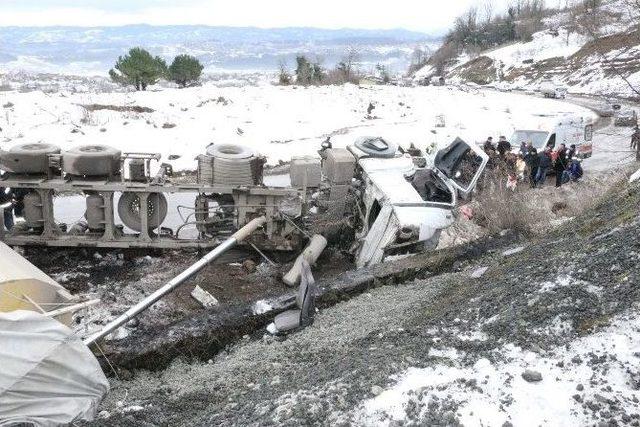 Su Kanalına Devrilen Tır Sürücüsü Hayatını Kaybetti