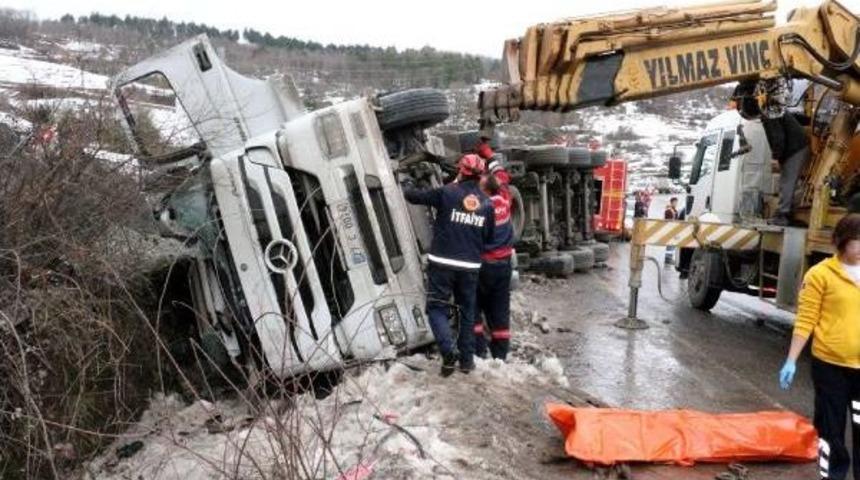 Freni Boşalan Tır Devrildi, S&uuml;r&uuml;c&uuml; &Ouml;ld&uuml;