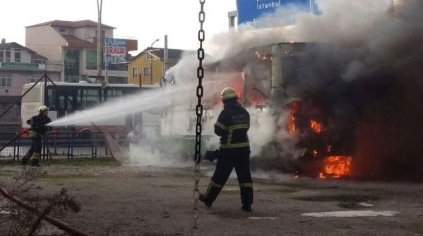 Galeride Satılmayı Bekleyen 2 Otob&uuml;s Alev Alev Yandı