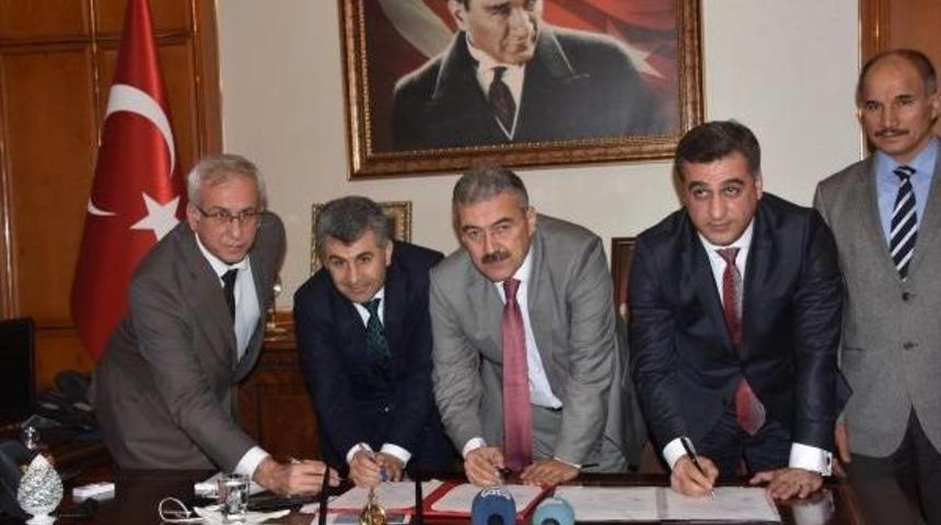 Nevvar Salih İşg&ouml;ren Vakfı'ndan Şehit Ailesine Ev