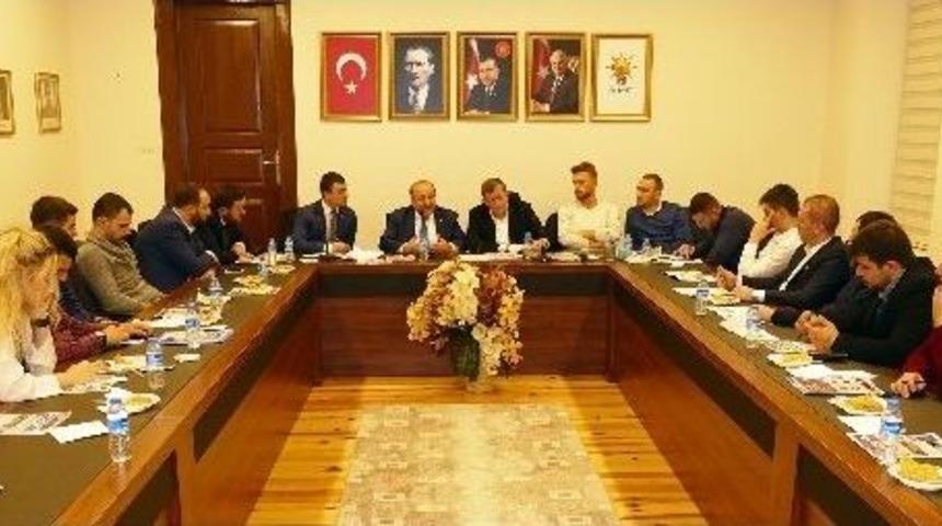 G&uuml;mr&uuml;k&ccedil;&uuml;oğlu, Ak Partili Gen&ccedil;ler İle &lsquo;referandum&rsquo;u Konuştu