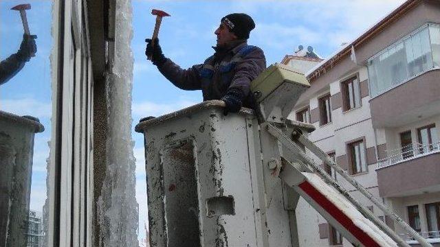 Beyşehir’de Çatılardaki Buz Ve Kütlelerine Karşı Anonslu Uyarı