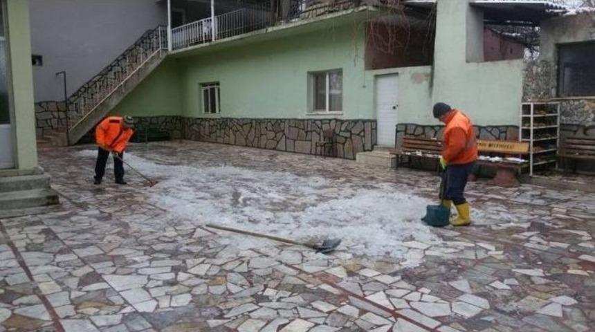 Alaşehir Belediyesi&rsquo;nden Buzlanma &Ccedil;alışması