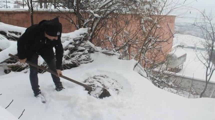 Toprak Altındaki Şalgam &Ccedil;ıkarılıyor